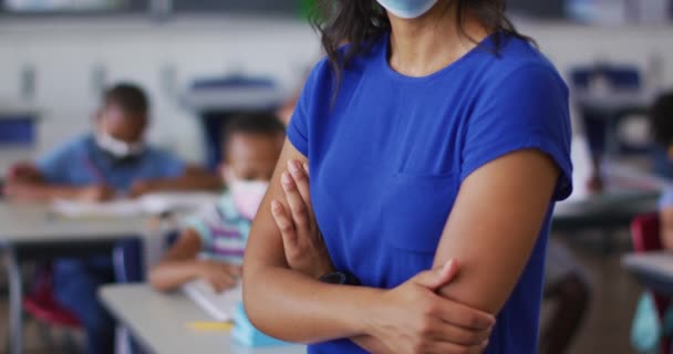 Porträtt Blandad Ras Kvinnlig Lärare Bär Ansiktsmask Stående Klassrummet Barn — Stockvideo
