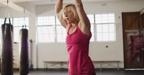 Beyaz Kadın Spor Salonunda Kettle Bell Antrenman Yapıyor Spor Antrenman — Stok video
