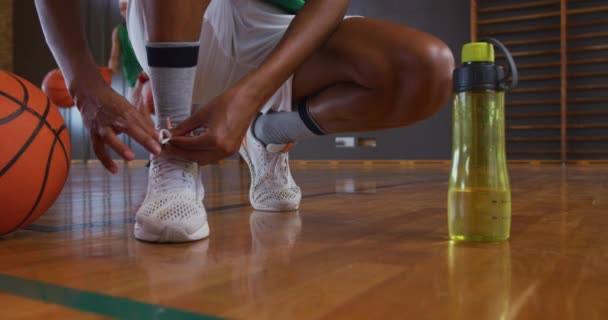 Afro Amerikaanse Vrouwelijke Basketbalspeler Koppelverkoop Schoenen Met Teamgenoten Achtergrond Basketbal — Stockvideo