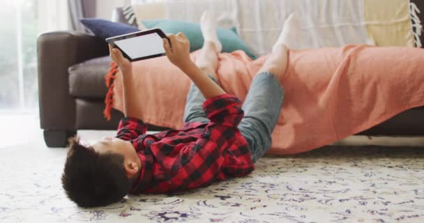 Mutlu Asyalı Çocuk Evde Oturma Odasında Tablet Kullanarak Yerde Yatıyor — Stok video