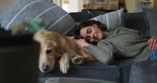 Sorridente Donna Caucasica Accarezzando Suo Cane Domestico Sul Divano Accanto — Video Stock