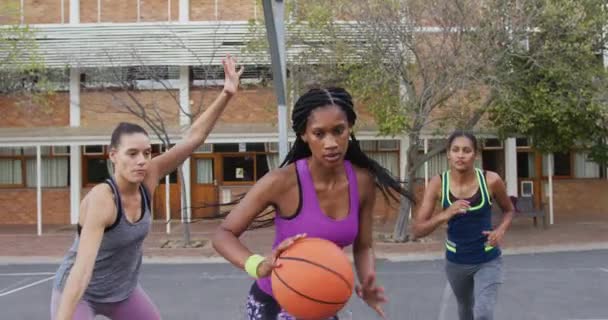 Vielfältige Weibliche Basketballmannschaft Spielt Match Dribbling Ball Basketball Sporttraining Auf — Stockvideo