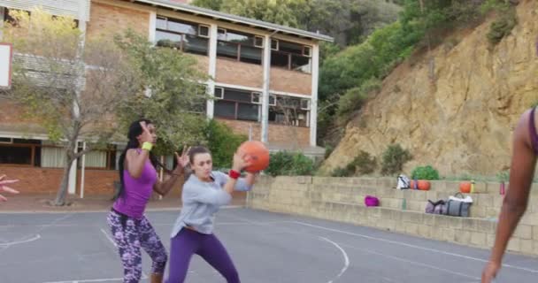 Vielfältige Weibliche Basketballmannschaft Die Spiel Dribbling Und Balleroberung Spielt Basketball — Stockvideo
