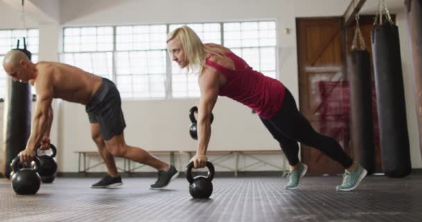 Kafkasyalı Kadın Erkek Spor Salonunda Çaydanlık Çanlarıyla Çalışıyor Spor Antrenman — Stok video