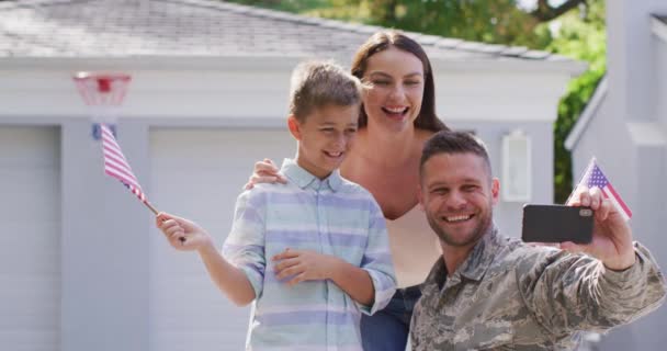 Χαρούμενος Καυκάσιος Στρατιώτης Που Βγάζει Σέλφι Χαμογελαστό Γιο Γυναίκα Στον — Αρχείο Βίντεο