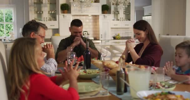 Padres Hijos Abuelos Caucásicos Sentados Mesa Para Comer Familia Rezando — Vídeo de stock