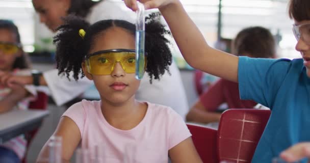 Diverse Rennschüler Mit Schutzbrillen Halten Chemieunterricht Reagenzgläser Der Hand Kinder — Stockvideo