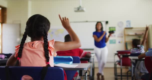 Maestra Raza Mixta Pie Aula Haciendo Preguntas Abundan Planta Durante — Vídeo de stock