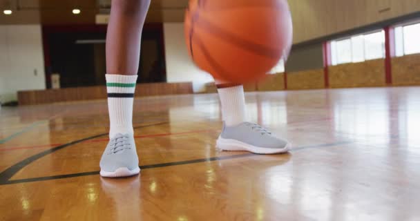 Une Joueuse Afro Américaine Basket Dribble Tire Avec Une Balle — Video