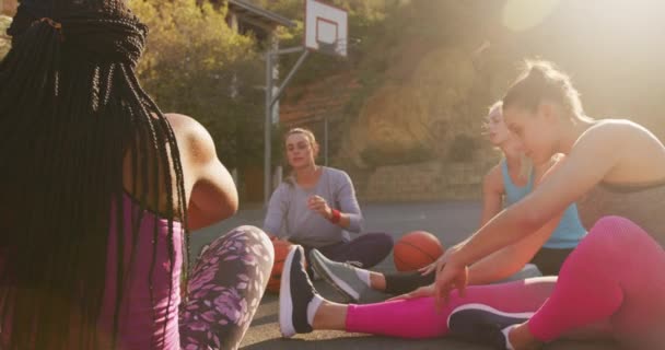 Olika Kvinnliga Basketlag Sportkläder Stretching Basket Idrottsträning Vid Utomhus Urban — Stockvideo