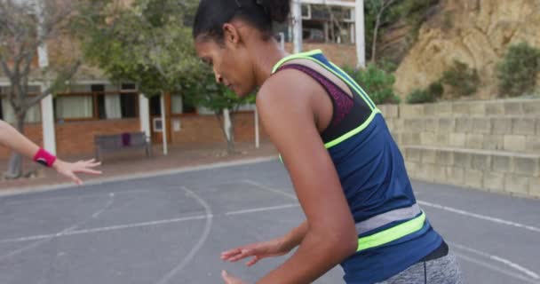 Vielfältige Weibliche Basketballmannschaft Spielt Spiel Dribbelt Ball Und Schießt Tor — Stockvideo