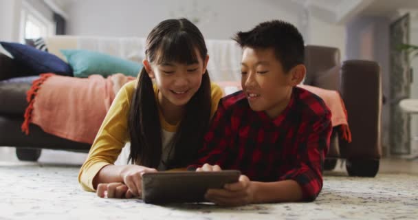 Hermano Hermana Asiáticos Sonriendo Usando Tableta Casa Concepto Infancia Tecnología — Vídeo de stock