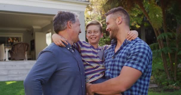 幸せな白人の祖父 父親の肖像庭園と笑顔に包まれる 幸せな家族は家で一緒に時間を楽しむ — ストック動画