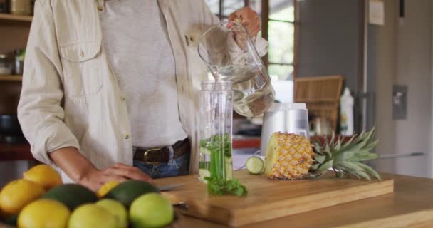 Midsection Smíšené Rasy Žena Připravuje Zdravotní Nápoj Stojící Pultu Kuchyni — Stock video