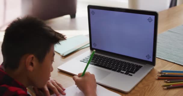 Asiatischer Junge Hause Während Des Online Schulunterrichts Mit Laptop Schreibend — Stockvideo