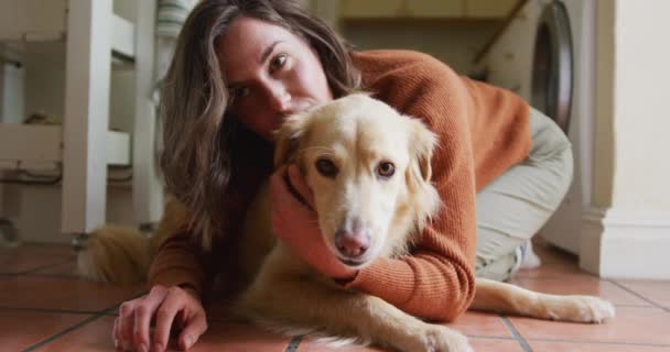 Mulher Branca Sorridente Beijando Abraçando Seu Cão Estimação Sentado Chão — Vídeo de Stock
