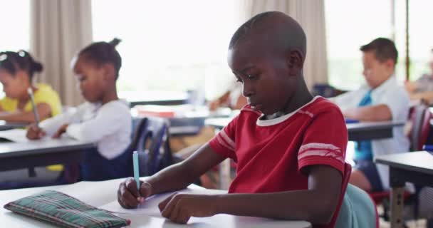 Портрет Африканского Американского Школьника Сидящего Классе Делающего Заметки Дети Начальной — стоковое видео
