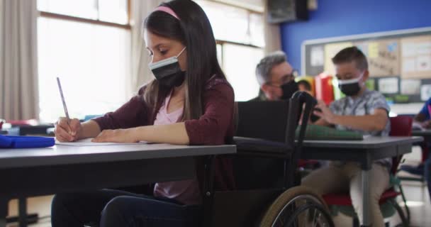 Retrato Colegial Mestiça Sentada Cadeira Rodas Sala Aula Usando Máscara — Vídeo de Stock