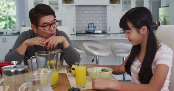 Felice Padre Asiatico Cucina Fare Colazione Parlare Con Figlia Famiglia — Video Stock