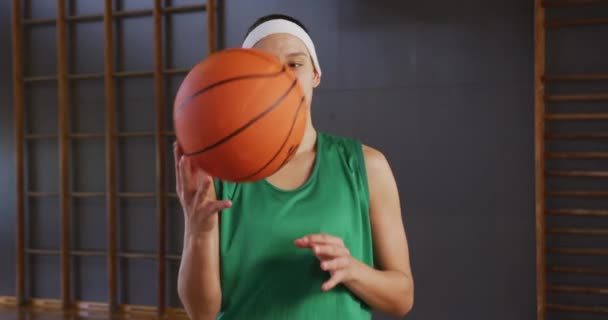 Ritratto Giocatrice Basket Caucasica Con Palla Mano Pallacanestro Allenamento Sportivo — Video Stock