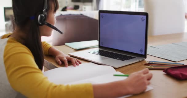 Chica Asiática Casa Con Auriculares Durante Lección Escuela Línea Con — Vídeos de Stock