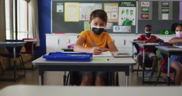 Portret Van Een Gemengde Raceschooljongen Een Rolstoel Met Gezichtsmasker Zittend — Stockvideo