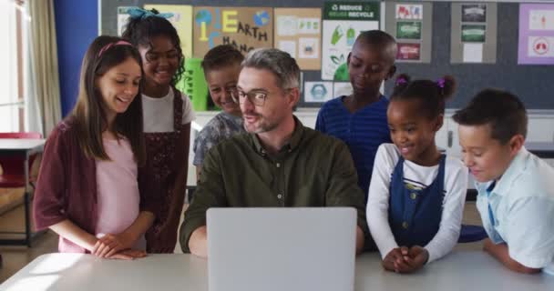 Zróżnicowany Nauczyciel Grupa Uczniów Patrzących Laptopa Dzieci Szkole Podstawowej Latem — Wideo stockowe