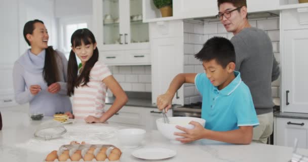 Glückliche Asiatische Eltern Der Küche Mit Sohn Und Tochter Beim — Stockvideo