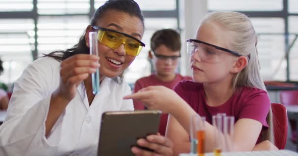 Çeşitli Bayan Öğretmenler Kimya Dersinde Koruyucu Gözlük Takan Liseli Kızlar — Stok video