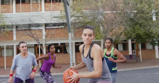 Διαφορετική Γυναικεία Ομάδα Μπάσκετ Παίζει Αγώνα Ντρίμπλαρε Μπάλα Μπάσκετ Αθλητική — Αρχείο Βίντεο