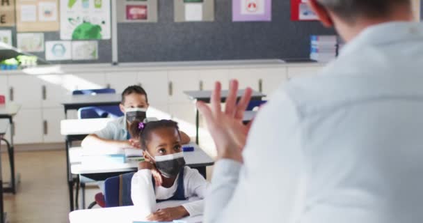 Rozmanitý Učitel Dirigování Lekce Třídě Dětmi Všichni Nosí Obličejové Masky — Stock video
