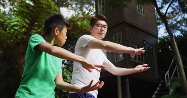 Feliz Asiático Fother Exercitando Jardim Com Sonr Praticando Tai Chi — Vídeo de Stock