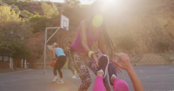 Equipe Basquete Feminina Diversa Jogando Jogo Ajudando Uns Aos Outros — Vídeo de Stock