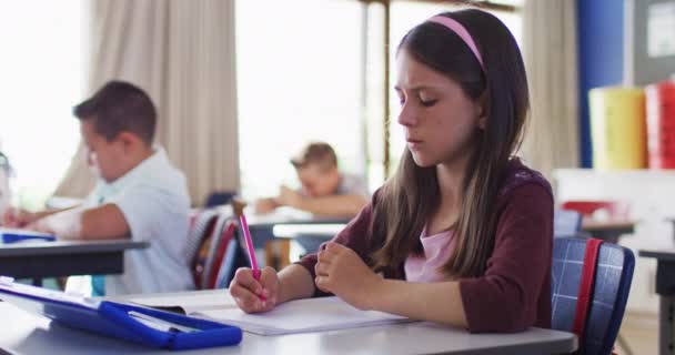 Portrait Une Écolière Caucasienne Assise Classe Prenant Des Notes Les — Video