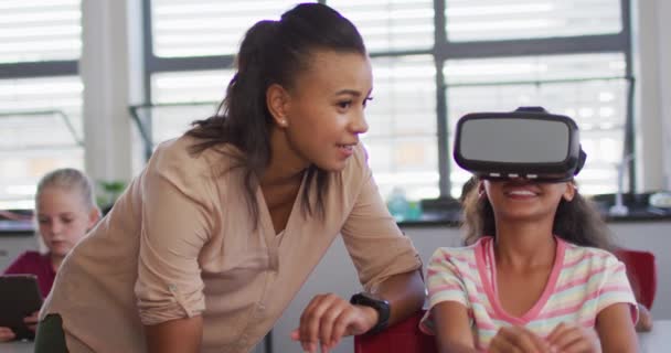 Diversa Profesora Pie Cerca Colegiala Feliz Con Gafas Realidad Virtual — Vídeos de Stock
