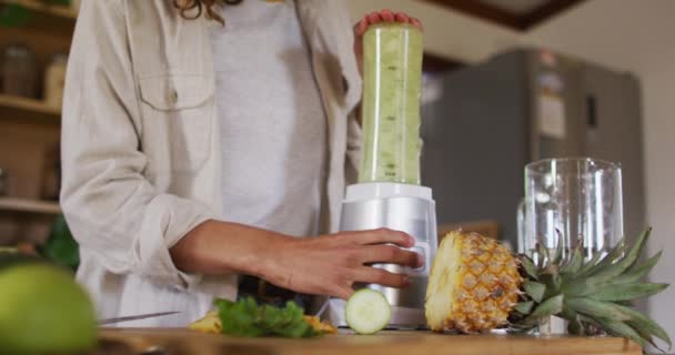 Szczęśliwy Mieszane Rasy Kobieta Mieszania Napój Zdrowia Stojąc Kuchni Domek — Wideo stockowe