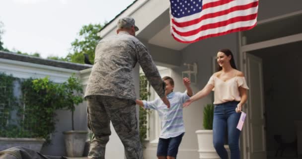 Joyeux Soldat Caucasien Levant Son Fils Saluant Femme Avec Drapeau — Video