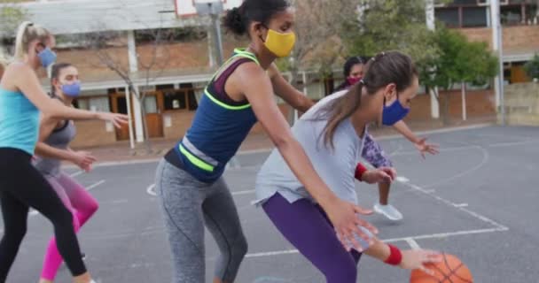 Equipe Féminine Basket Ball Portant Des Masques Faciaux Jouant Match — Video
