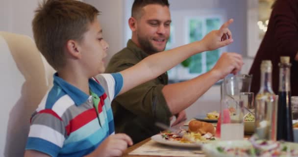 Lächelnde Kaukasische Familie Tisch Die Einander Vor Dem Essen Essen — Stockvideo