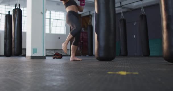 Blanke Vrouwelijke Bokser Met Bokshandschoenen Tegen Bokszak Sportschool Sport Training — Stockvideo