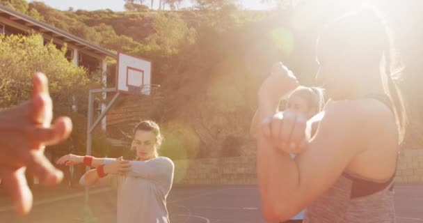 Diverse Basketballdamen Tragen Sportbekleidung Dehnen Sich Basketball Sporttraining Auf Einem — Stockvideo