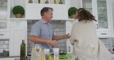 Mutlu Kafkasyalı çift mutfakta dans edip gülümsüyor. evde birlikte emeklilik hayatı.