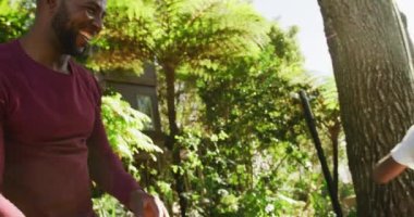 Afrika kökenli Amerikalı baba güneşli bir günde oğlunu salıncakta sallıyor. Babalık ve aşk kavramı