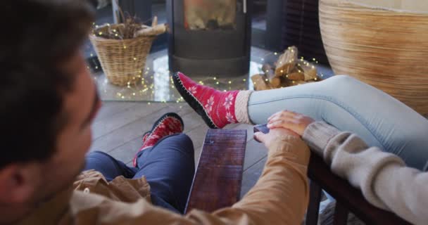一对夫妇手牵着手坐在壁炉边度假的后视镜 夫妇度蜜月和度假的概念 — 图库视频影像