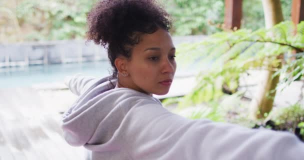 Afro Amerikaanse Vrouw Die Stretching Oefeningen Doet Een Vakantiehuis Actieve — Stockvideo