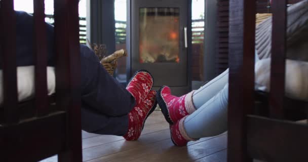 Rückansicht Eines Paares Das Händchen Hält Während Kamin Seines Ferienhauses — Stockvideo