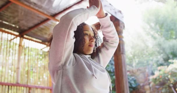 Afro Amerikaanse Vrouw Die Yoga Beoefent Mediteert Een Vakantiehuis Actieve — Stockvideo