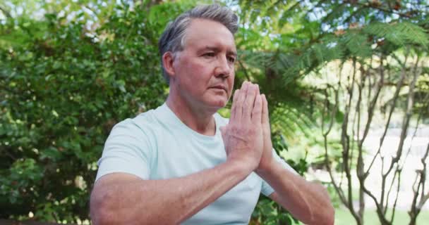 Hombre Caucásico Mayor Practicando Yoga Sentado Posición Loto Estirándose Meditando — Vídeos de Stock
