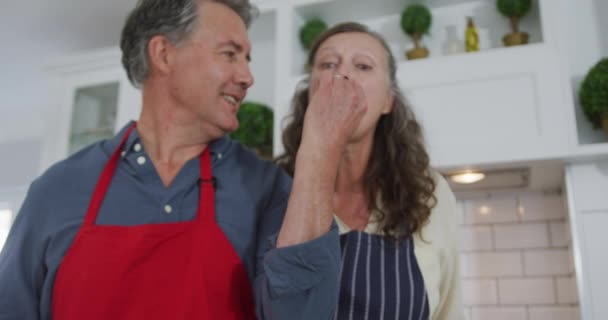 Heureux Couple Caucasien Aîné Dans Cuisine Préparant Repas Mari Donnant — Video