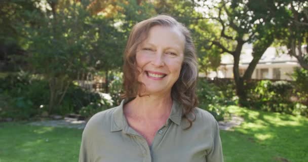 Portret Van Een Gelukkige Oudere Blanke Vrouw Die Lachend Tuin — Stockvideo